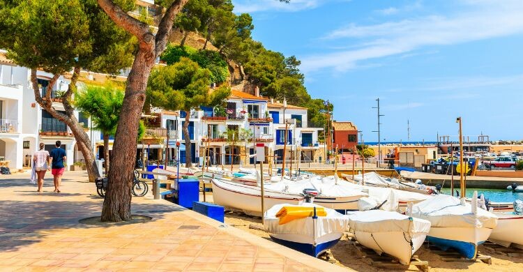 En el paseo marítimo de Llafranc podrás comer una de las mejores paellas de la Costa Brava. (Adobe Stock)