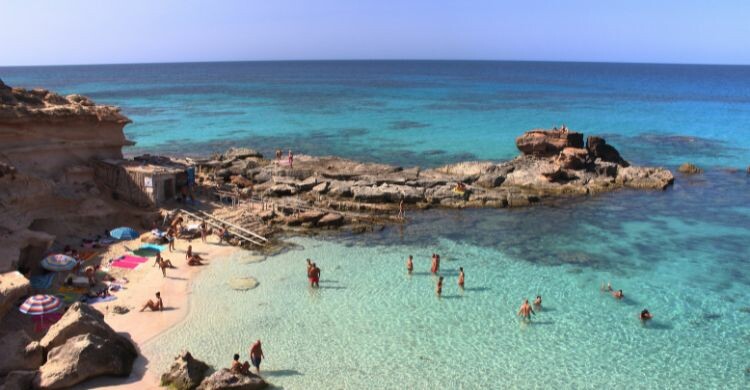 Es Caló d'es Mort es una de las siete playas más bonitas de Formentera. (Adobe Stock)
