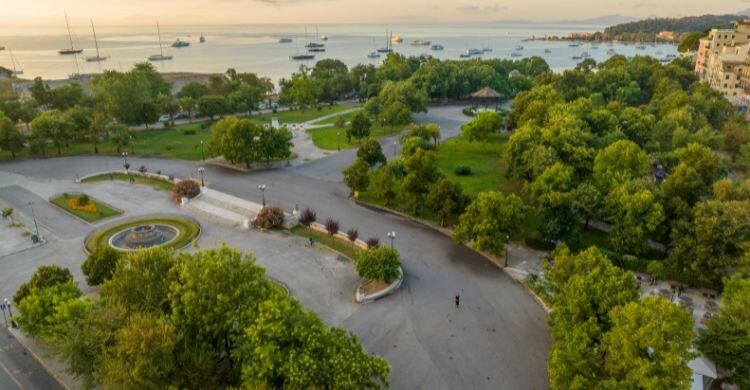 Famosa plaza Spianada en Kerkyra, Isla de Corfú, Grecia. (Adobe Stock)