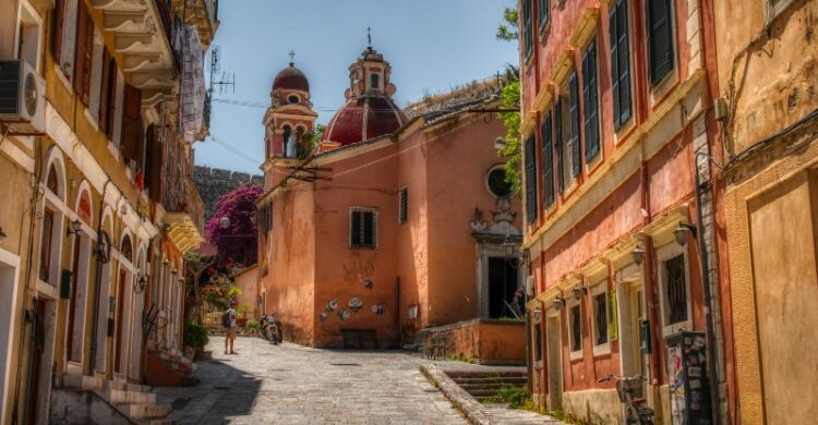 Kérkyra, el casco antiguo de la isla de Corfú, es una de las rutas que deberás hacer en tu viaje. (Adobe Stock)