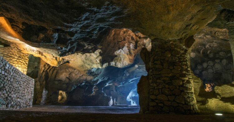 Las Cuevas de Hércules, es uno de los lugares que debes ver en Tánger, Marruecos. (Adobe Stock)