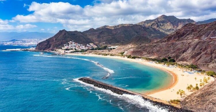 Playa de Las Teresitas, Tenerife, Islas Canarias. (Adobe Stock)