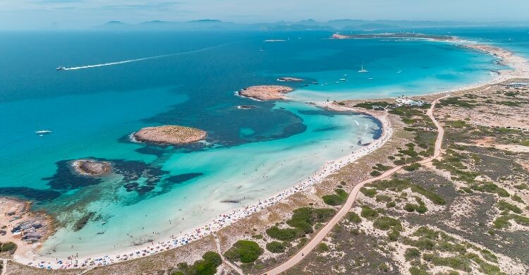 La Playa de Llevant està ubicada en ubicada dentro del Parque Natural de Ses Salines, en Formentera. (Adobe Stock)