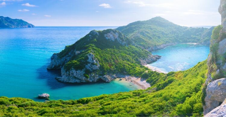 Porto Timoni, es el lugar donde se encuentran dos preciosas calas paralelas, separadas por la unión entre dos montañas. (Adobe Stock)