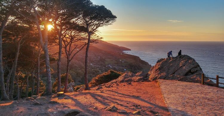 Sube a la cima del Parque Rmilat, en Tánger, para ver la puesta de sol. (Adobe Stock)