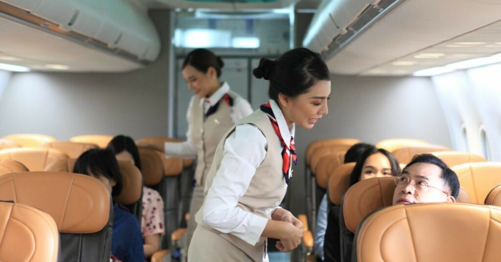Una azafata explica por qué no debes dormir durante el despegue del avión