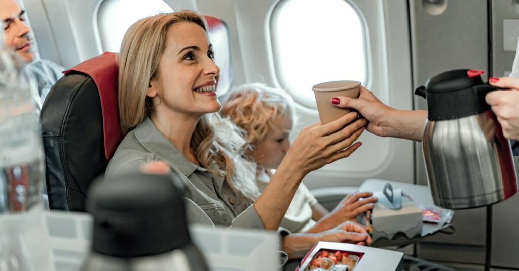 Una azafata revela por qué no deberías tomar café ni té en un avión