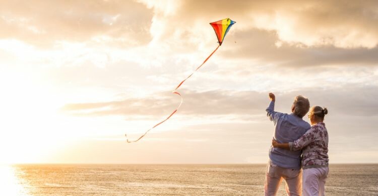 Una de las fotos más bonitas que puedes hacer es volando un cometa en la playa. (Adobe Stock)