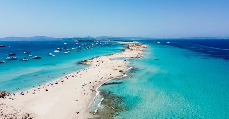 Vista aérea de Ses Illetes, una de las islas de Formentera, España. (Adobe Stock)