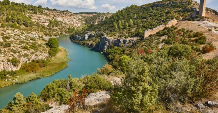 Vista aérea de los Fiordos Valencianos durante el otoño, en España. (Envato)