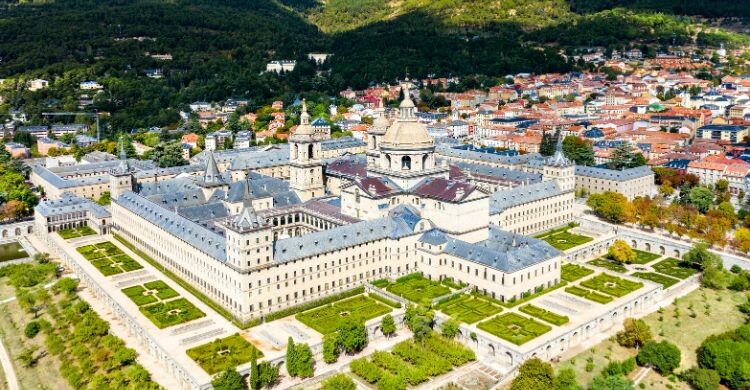 Vista aérea del Real Monasterio de San Lorenzo de El Escorial, cerca de Madrid, España. (Adobe Stock)