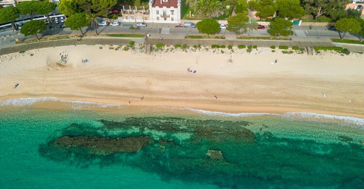 Vistas aéreas de la playa de Sant Pol, en S'Agaró, donde se encuentra el restaurante Villa Más. (Adobe Stock)