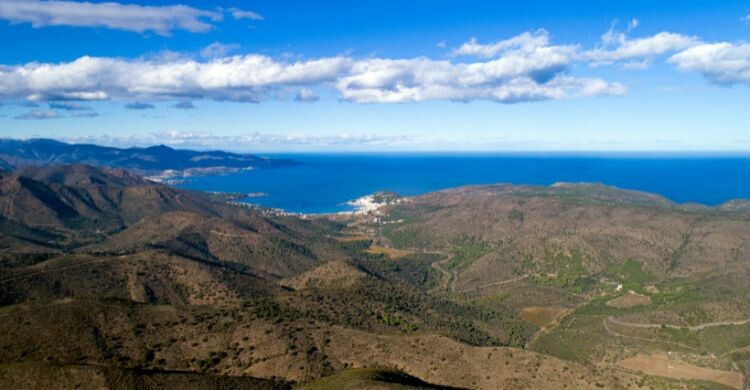 La Transpirenaica es una de las mejores rutas para hacer en moto en España. (Adobe Stock)