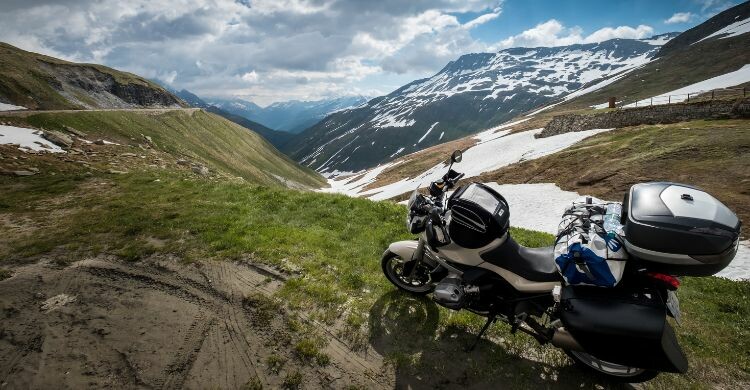 Recorre los Picos de Europa a través de la ruta en moto hasta los lagos de Covadonga. (Adobe Stock)