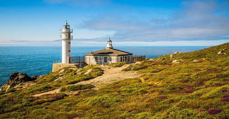 Atraviesa los paisajes de La Costa da Morte hasta Finisterre, en Galicia, España. (Adobe Stock)