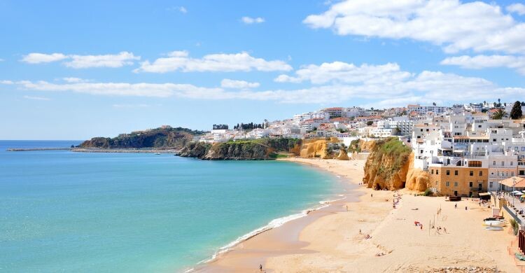 Albufeira es uno de los lugares más populares de Algarve entre los turistas. (Adobe Stock)