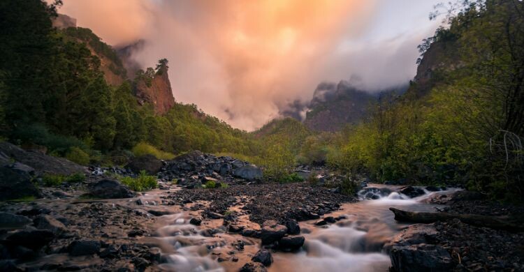 Amanecer en el Parque Nacional de la Caldera de Taburiente, en La Palma, Canarias. (Adobe Stock)