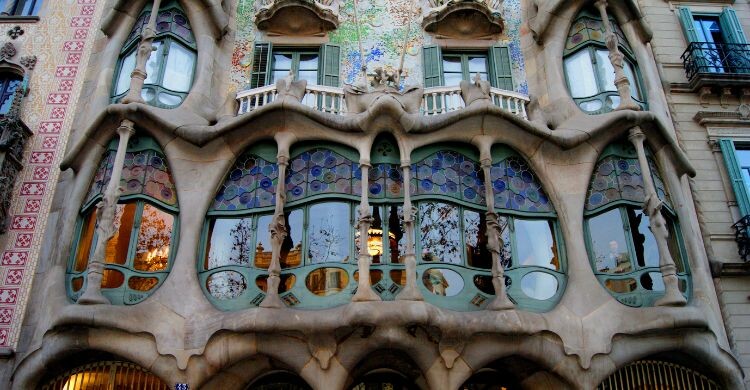 Arquitectura impresionante en Barcelona (Canva)