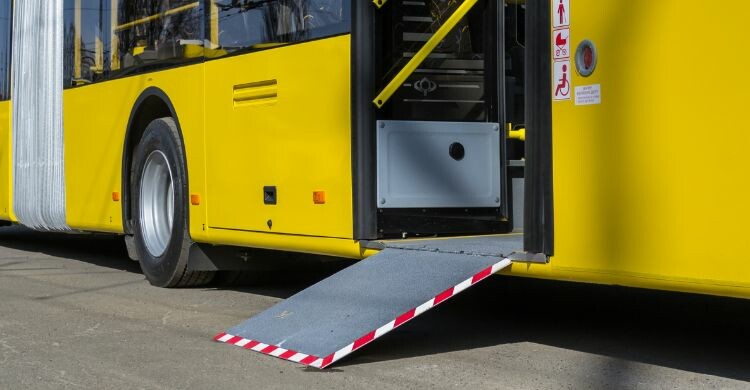 Barcelona ha equipado los autobuses con rampas eléctricas para personas con movilidad reducida. (Adobe Stock)