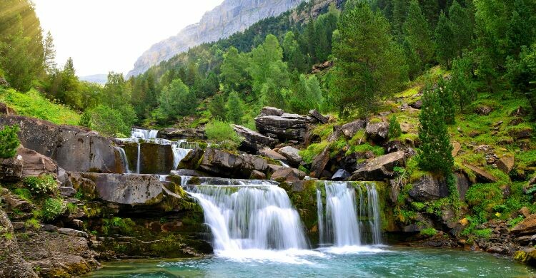 Cascada en el Parque Nacional Ordesa y Monte Perdido, Huesca, España. (Adobe Stock)