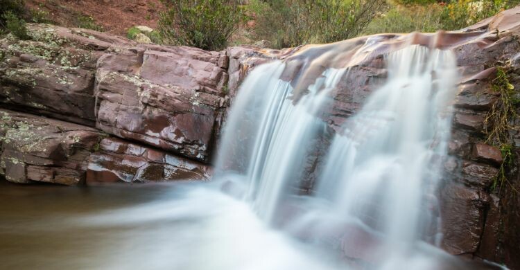 Cascada en el barranco de Aguas Negras, en la Sierra de Espadán, Castellón. (Adobe Stock)