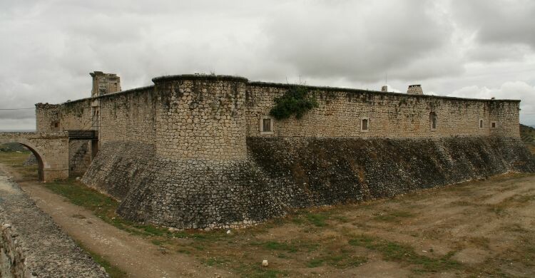 Castillo de los Condes, en Chinchón, una de las provincias de la Comunidad Autónoma de Madrid, España. (Adobe Stock)