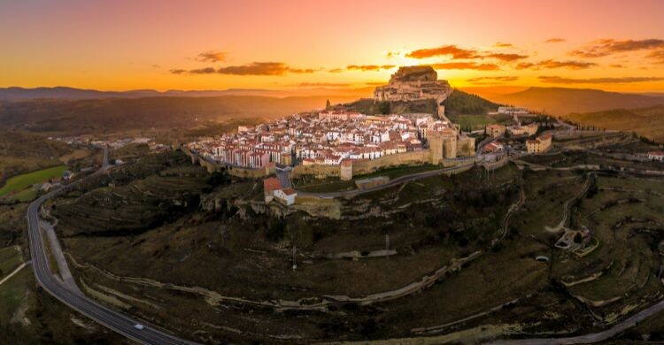 Castillo y ciudad de Morella, en el centro de España, con murallas medievales y torres. (Adobe Stock)