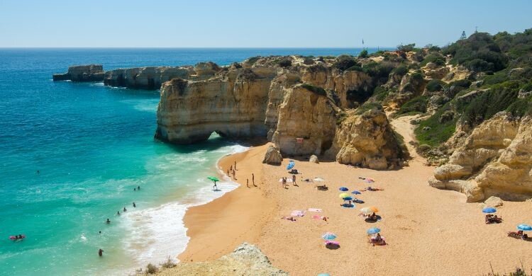 Desde el hotel Eden Resort podrás desconectar en la playa de Coelha, una de las más bonitas de Albufeira, Algarve. (Adobe Stock)