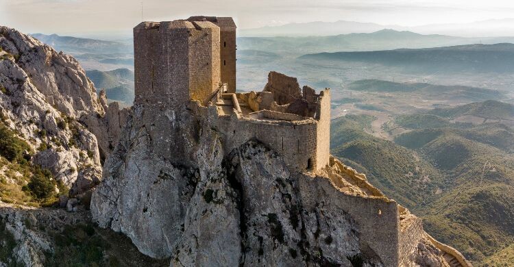 El Castillo de Quéribus es uno de los castillos cátaros más impresionantes de los Pueblos Cátaros. (Adobe Stock)