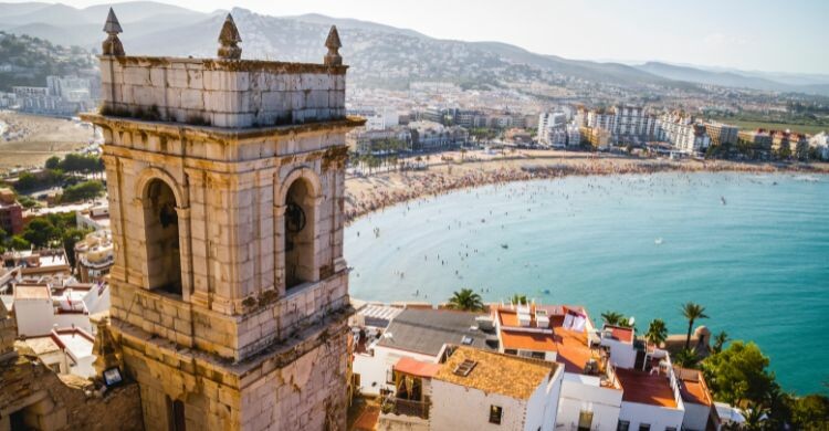 Encuentra tu aojamiento ideal para tus vacaciones en Peñíscola (Adobe Stock)