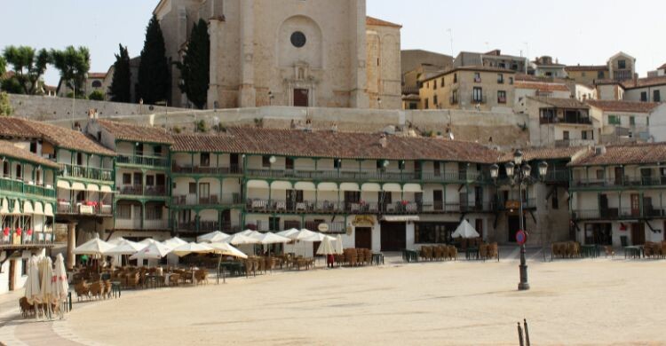La Plaza Mayor de Chinchón es la primera visita que debes hacer en el pueblo. (Adobe Stock)