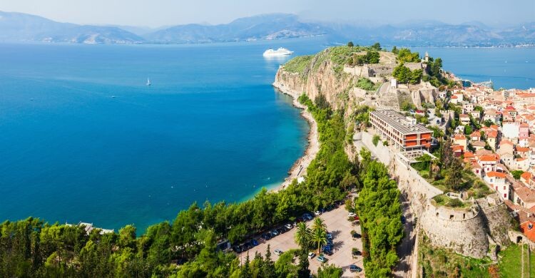 La ciudad portuaria de Nauplia, es una fortaleza histórica que debes visitar en el Peloponeso, en Grecia. (Adobe Stock)
