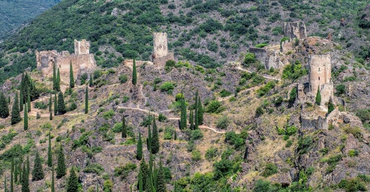 Los ruinas de los cuatro castillos Cátaros de Lastours, en Francia. (Adobe Stock)