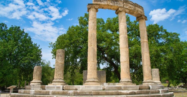 Otra de las cosas que debes ver en el Peloponeso es el Filipeo, un edificio dentro del Altis de Olimpia. (Adobe Stock)