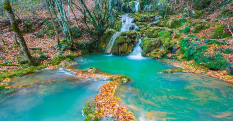 Otra de las zonas preciosas de acampada libre se encuentra en Entzia-Iturrieta, Álava, donde encontrarás las bonitas cascadas en la sierra. (Adobe Stock)