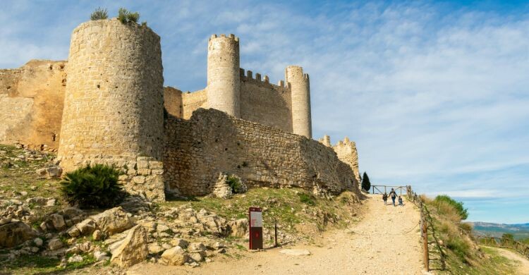 Pasea por las ruinas del castillo de Alcalá de Xivert, provincia de Castellón de la Plana, España. (Adobe Stock)