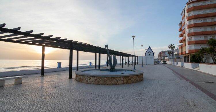 Paseo Marítimo del pueblo de Matalascañas, en Huelva, Andalucía. (Adobe Stock)