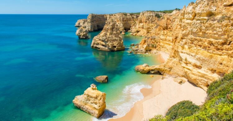 Praia da Marinha, una de las playas más bonitas de Algarve. (Adobe Stock)