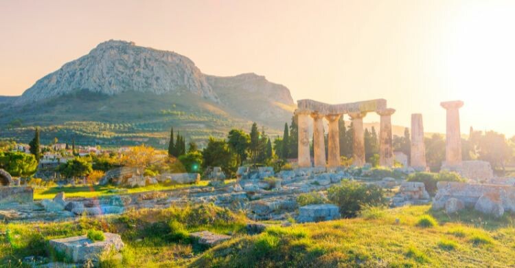 Ruinas del templo de Apolo en la parte antigua de Corinto, en el Peloponeso, en Grecia. (Adobe Stock)