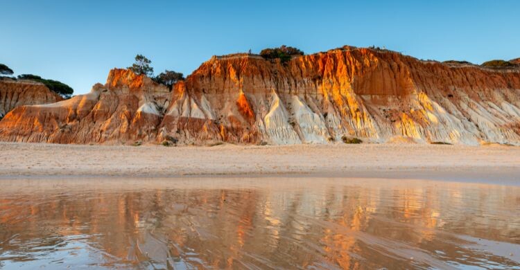 Si te alojas en el The Patio Suite Hotel, podrás relajarte en la playa de Falésia, en Algarve, Portugal. (Adobe Stock)