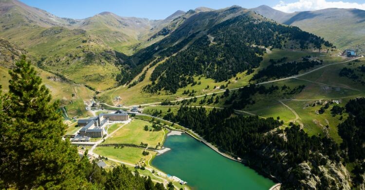 También puedes acampar al aire libre en la Vall de Núria, en Gerona, España. (Adobe Stock)
