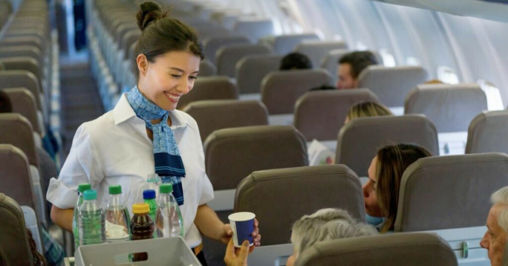 Sigue leyendo Los peligros de pedir hielo durante un vuelo, según una azafata