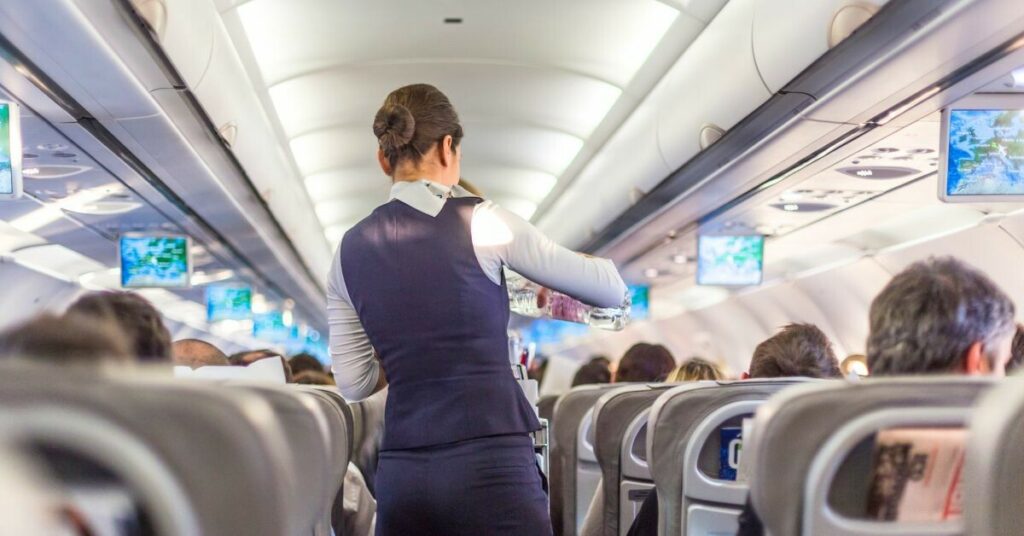 Una azafata revela las curiosas costumbres de los españoles en los aviones