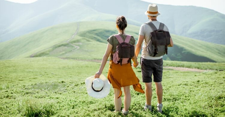 Viajar en avión con una mochila de cabina es muy cómodo (Canva)