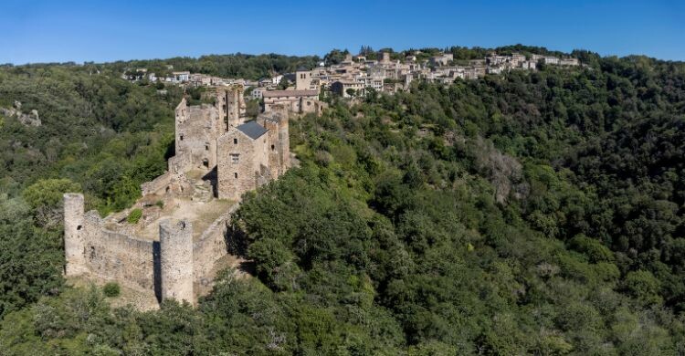 Visita el Castillo de Saissac, otro de los Pueblos Cátaros de Francia. (Adobe Stock)