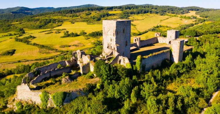 Visita el castillo medieval de Puivert, situado en lo alto de una colina, Aude, Francia. (Adobe Stock)