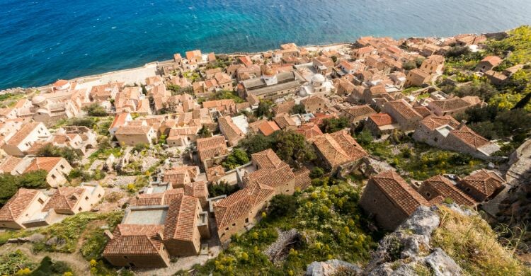 Vista aérea de la antigua ciudad de Monemvasia, en el Peloponeso, en Grecia. (Adobe Stock)