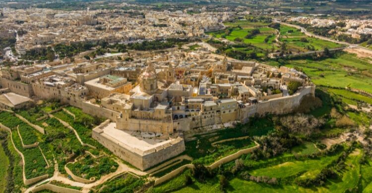 Vista aérea de la fortaleza que rodea la ciudad de Mdina, en Malta. (Adobe Stock)