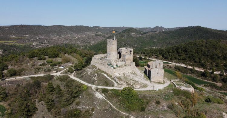 Vista aérea del Castillo de Montségur, situado en la cima de la montaña, en Francia. (Adobe Stock)
