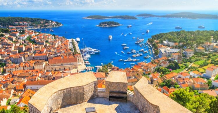 Vista del puerto de la ciudad y del puerto deportivo de la ciudad de Hvar desde la fortaleza, en la isla de Hvar, costa adriática de Croacia. (Adobe Stock)